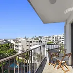 Modern 2Br Beachside Apartment - Kings Beach