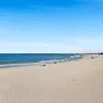 Beachside Stunning 3-Bed With Ocean View & Pool