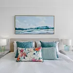 Beachside Stunning 3-Bed With Ocean View & Pool