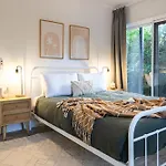Moffat Beach Retreat, Pet-Friendly & Ocean Views