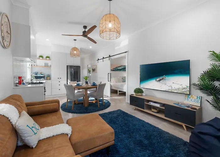 Dicky Beach Original - 2 Bed Downstairs Studio 200M To Beach