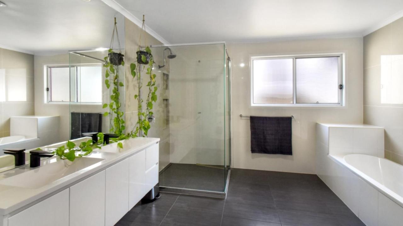 The Lookout Home, Beautiful Views! Holiday home Caloundra