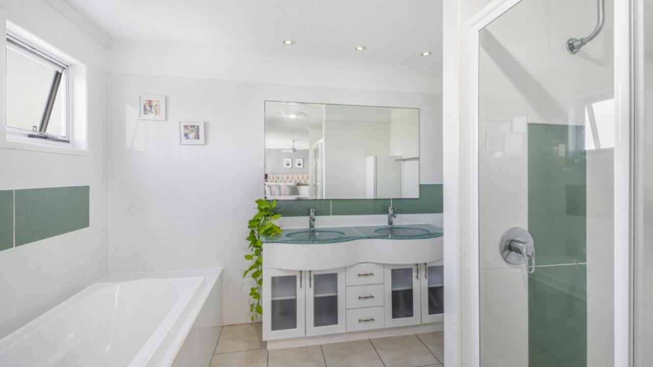 The Lookout Home, Beautiful Views! Holiday home Caloundra
