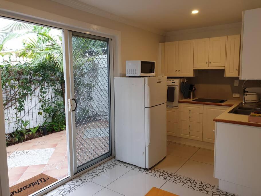 One Br With Private Courtyard Sleeps 4 People Pet Friendly 950 Metres From The Beach *