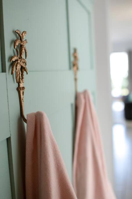 Callie Escape - Beachside View, Family Friendly, Walk Everywhere Apartment