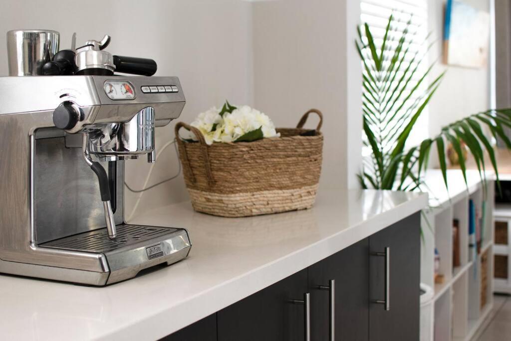Callie Escape - Beachside View, Family Friendly, Walk Everywhere Apartment Caloundra