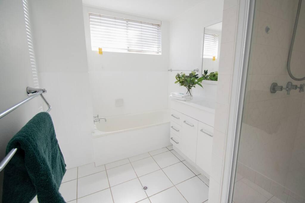 Callie Escape - Beachside View, Family Friendly, Walk Everywhere Apartment