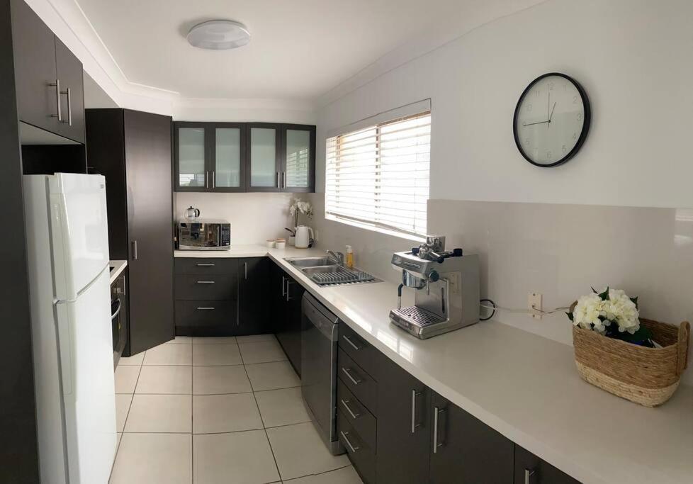 Apartment Callie Escape - Beachside View, Family Friendly, Walk Everywhere
