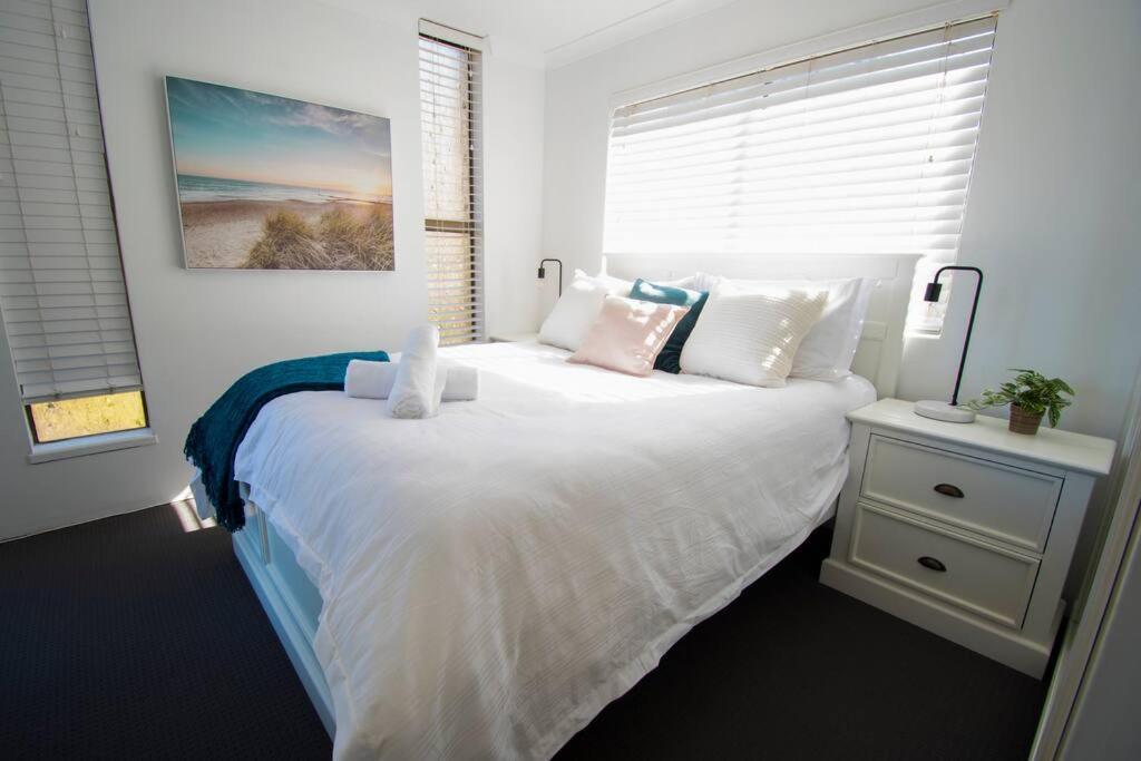 Callie Escape - Beachside View, Family Friendly, Walk Everywhere Apartment *