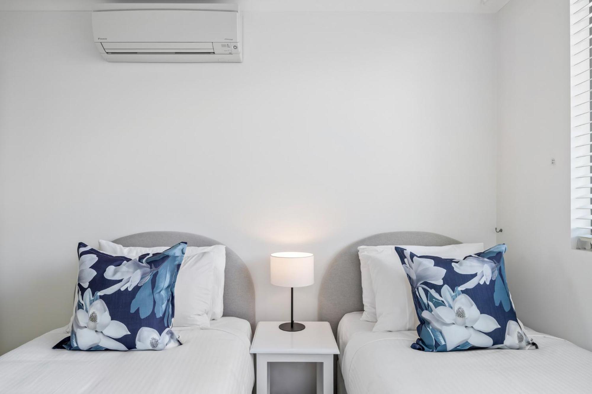 Beachside Stunning 3-bed With Ocean View & Pool Apartment *