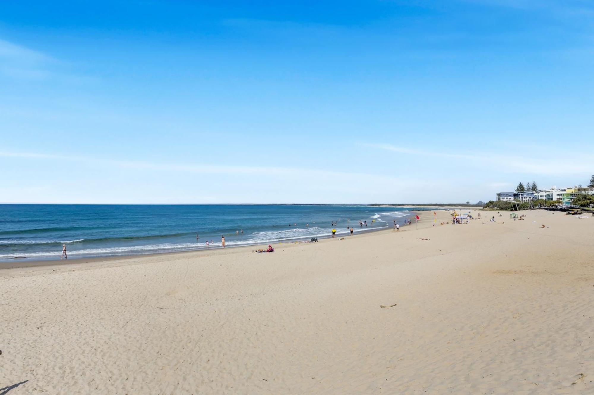 Beachside Stunning 3-bed With Ocean View & Pool