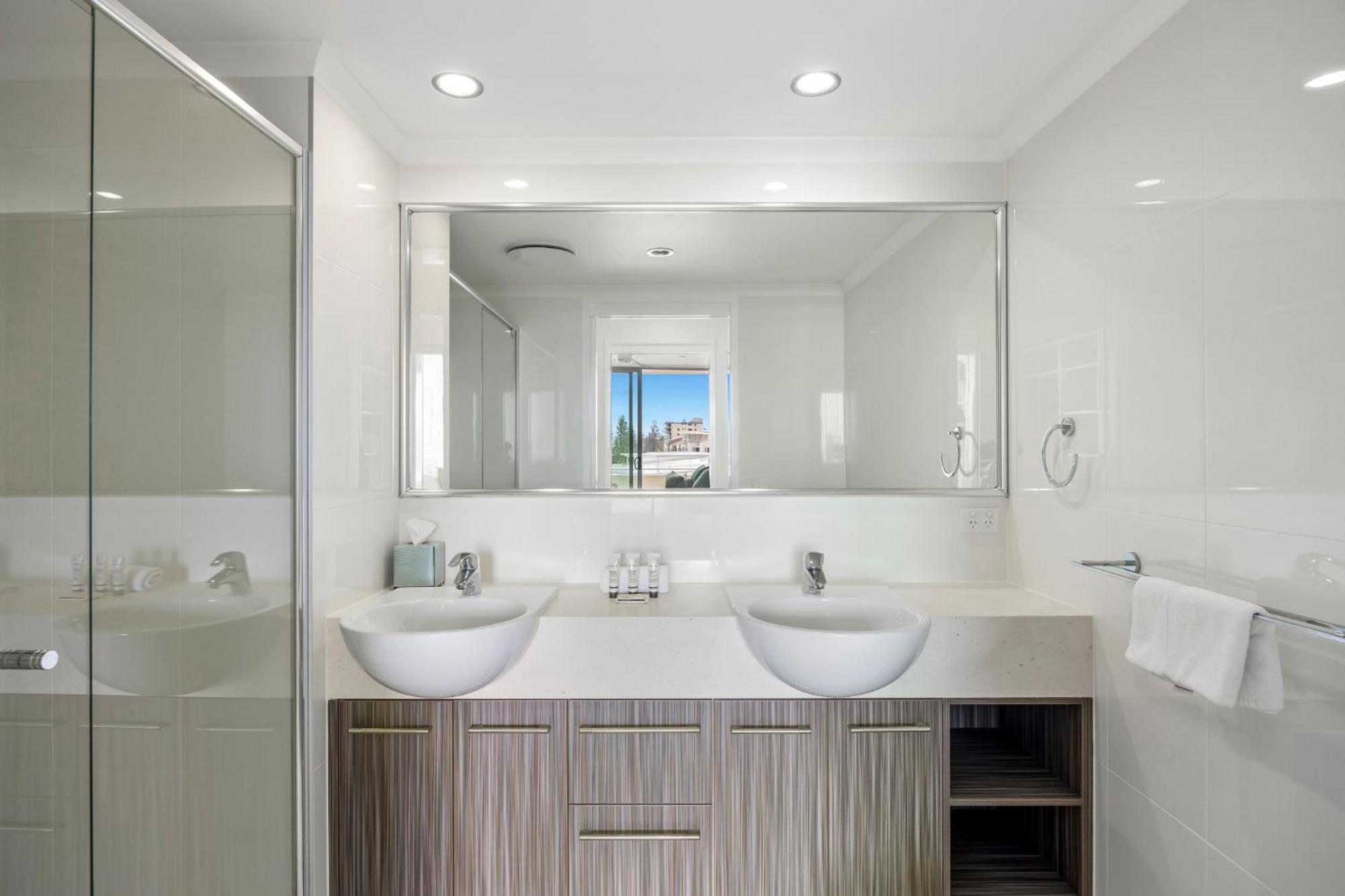 Beachside Stunning 3-bed With Ocean View & Pool Apartment *