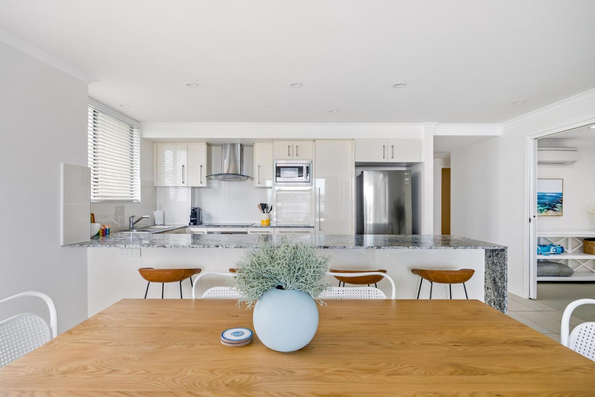 Beachside Stunning 3-bed With Ocean View & Pool Apartment *