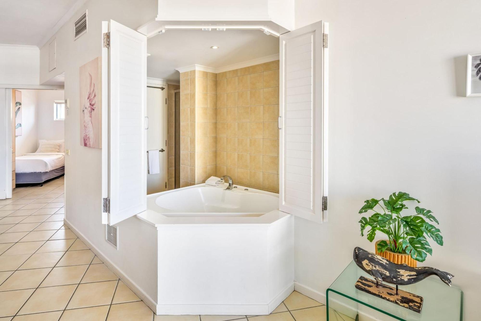 Floor Unit With Private Rooftop Terrace Apartment *