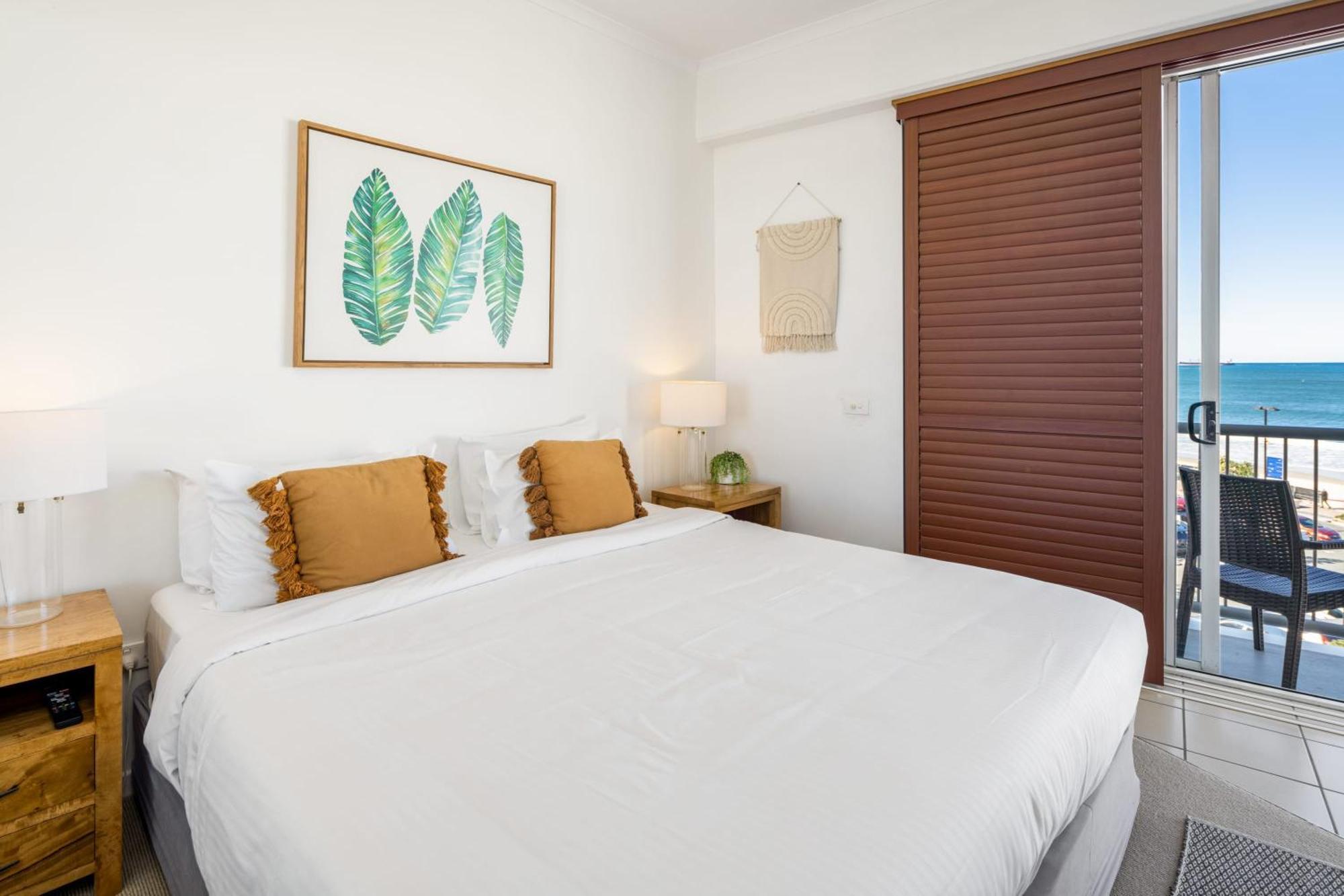 Floor Unit With Private Rooftop Terrace Apartment *