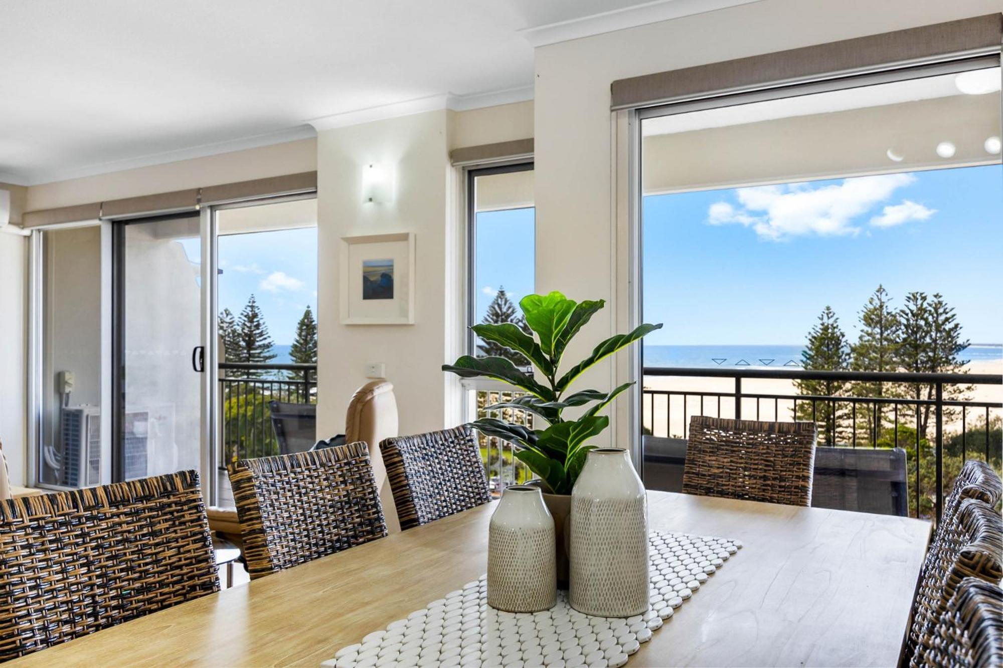 Ocean-facing 3-bed With Pool 5-min To The