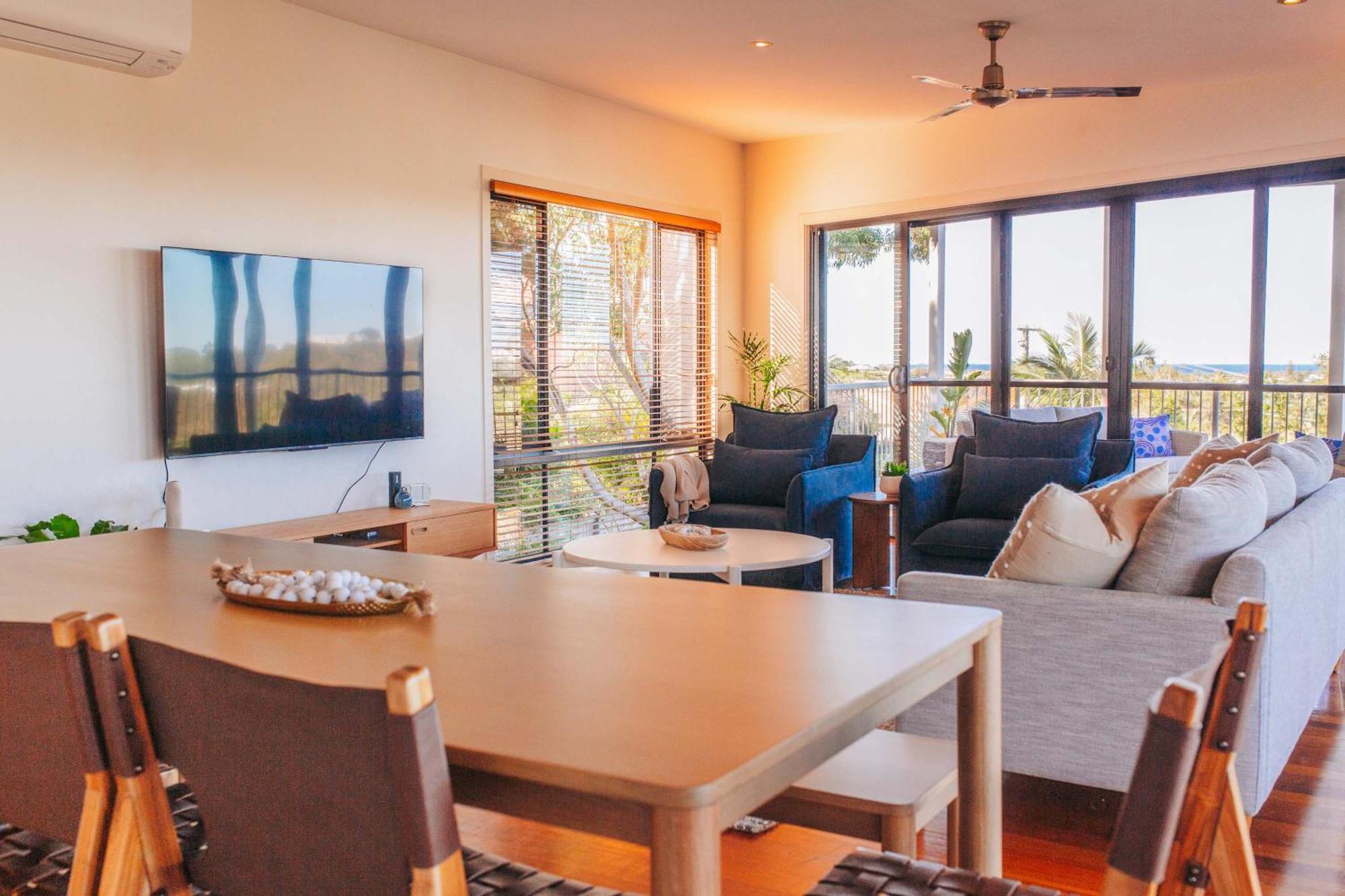 Cheerful Family With Stunning Views *