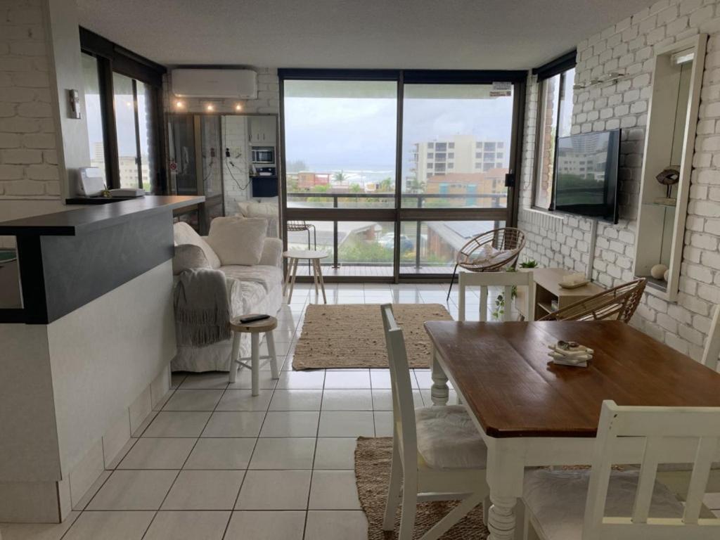 Unit 2 Connemara - Gorgeous Water Views! * Caloundra