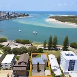 Golden Shores Unit 1 21 Landsborough Parade