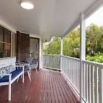 Spacious 4-Bed House Metres From Beach