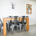 Spacious 3 Bedroom Delight - Shops & Beaches Zg1
