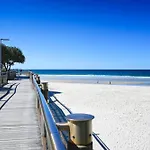 Spacious 3 Bedroom Delight - Shops & Beaches Zg1