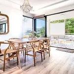Live Like A Local In The Heart Of Moffat Beach