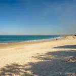 Ocean Breeze Retreat: Kings Coastal Apartment
