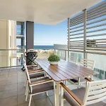 Ocean Breeze Retreat: Kings Coastal Apartment