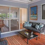 Moffat Beach Gem - Steps To Surf Walks Cafes