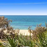 Caloundra Retro Beach House In Front Of Ocean