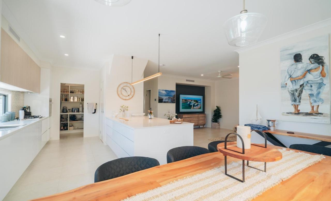 Check It Out! Stunning Luxury Pool Retreat W/ Wine * Caloundra
