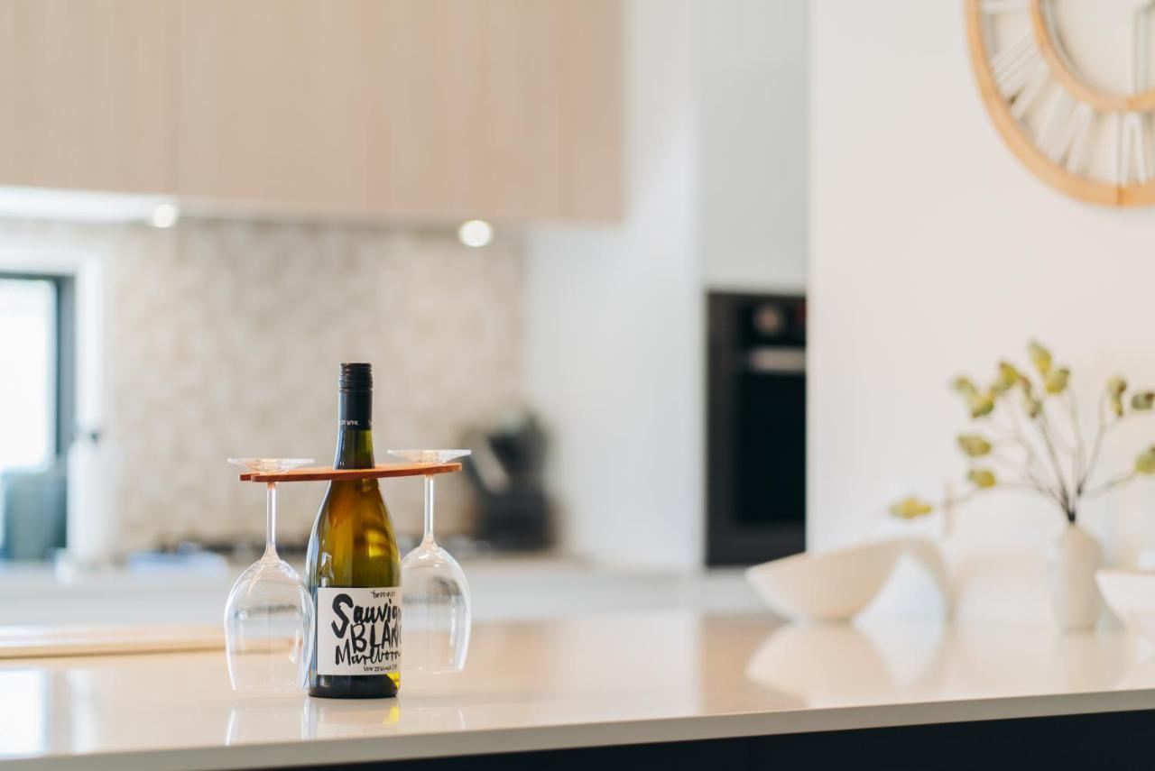 Check It Out! Stunning Luxury Pool Retreat W/ Wine * Caloundra