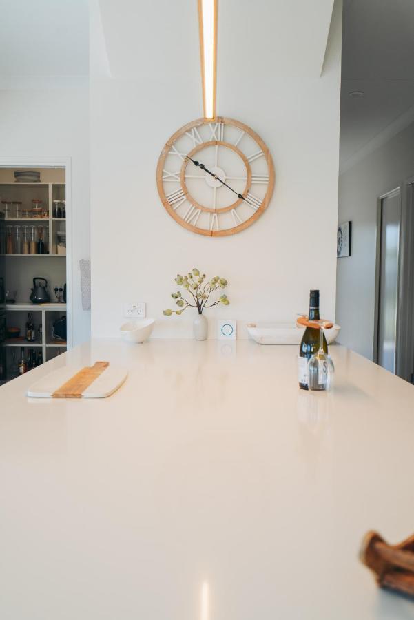 Check It Out! Stunning Luxury Pool Retreat W/ Wine Holiday home Caloundra