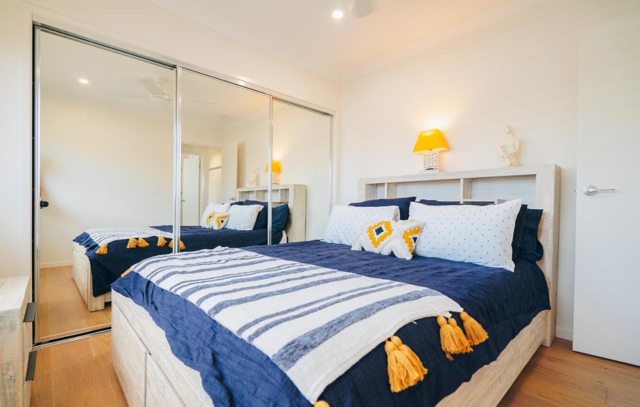 Check It Out! Stunning Luxury Pool Retreat W/ Wine Holiday home Caloundra