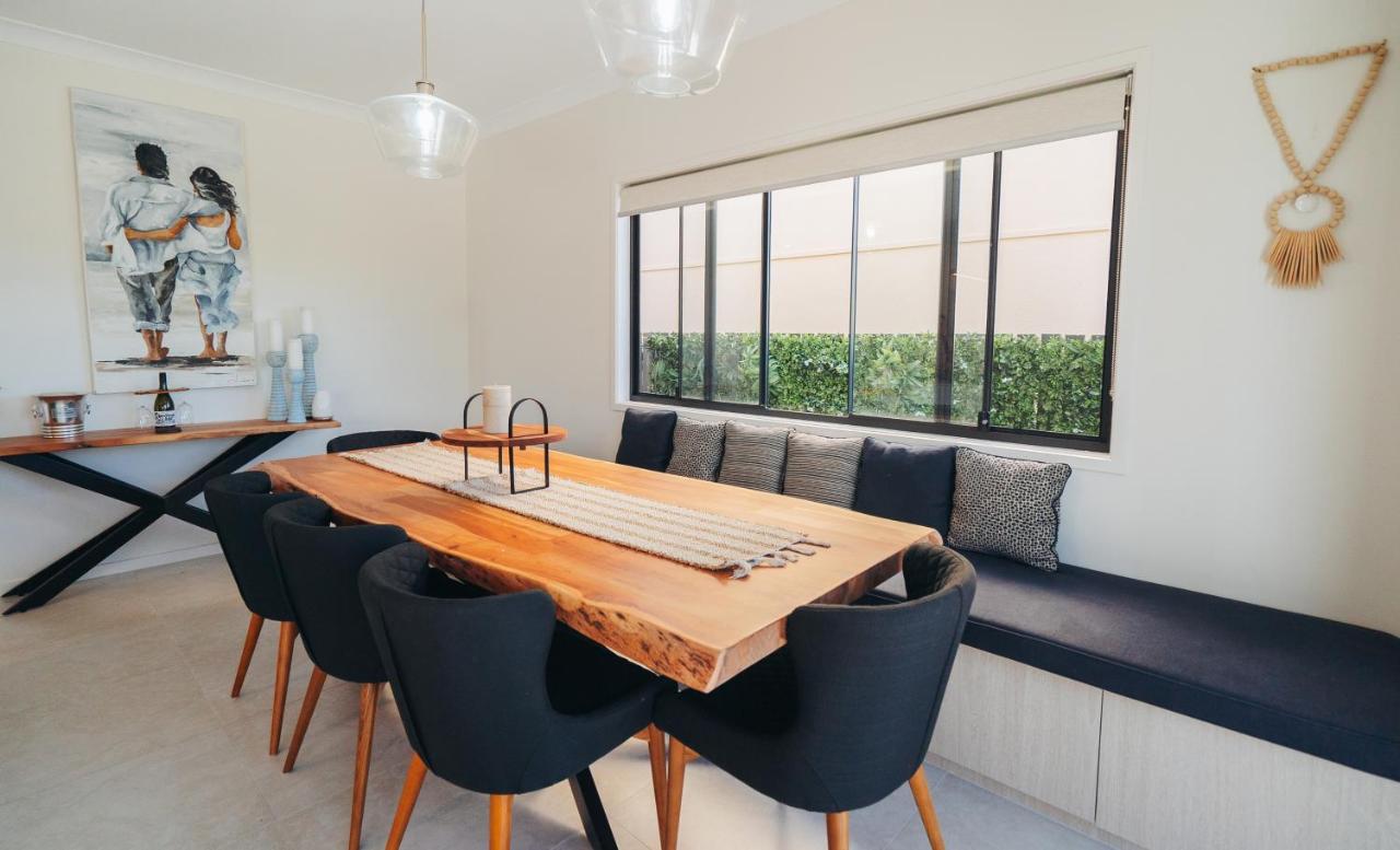 Check It Out! Stunning Luxury Pool Retreat W/ Wine Holiday home *
