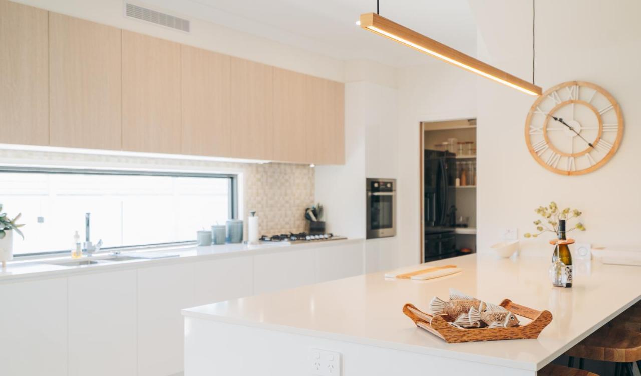 Check It Out! Stunning Luxury Pool Retreat W/ Wine Holiday home Caloundra