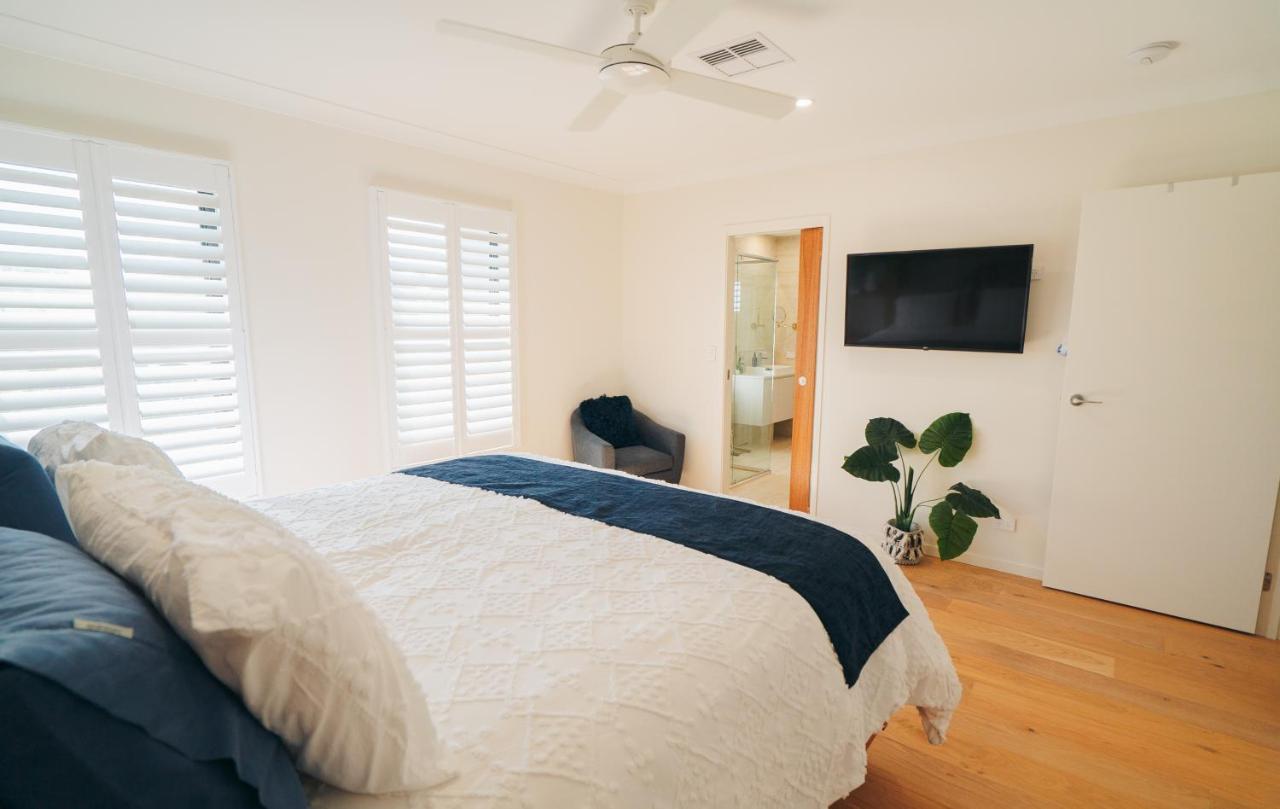 Check It Out! Stunning Luxury Pool Retreat W/ Wine Caloundra