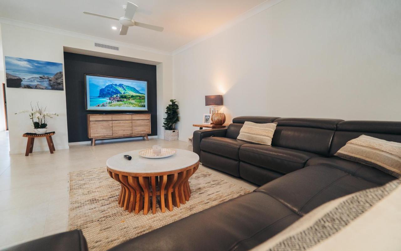 Check It Out! Stunning Luxury Pool Retreat W/ Wine Holiday home *