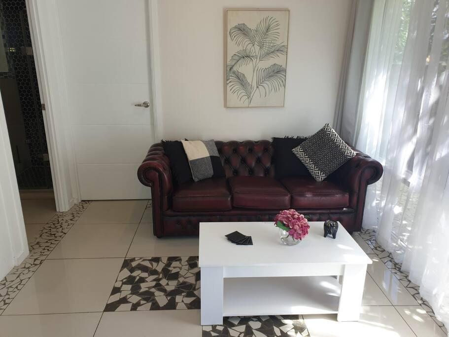 One Br With Private Courtyard Sleeps 4 People Pet Friendly 950 Metres From The Beach