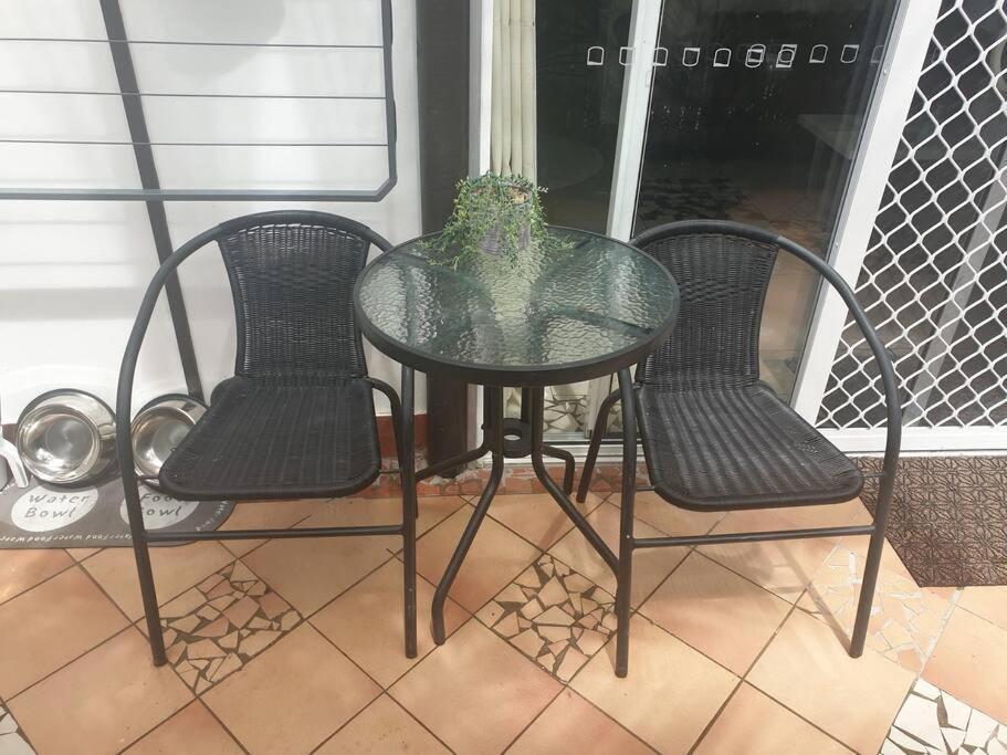 One Br With Private Courtyard Sleeps 4 People Pet Friendly 950 Metres From The Beach