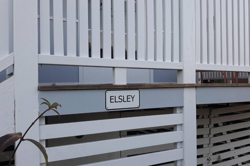 Stylish 1950s Moffat Beach House *