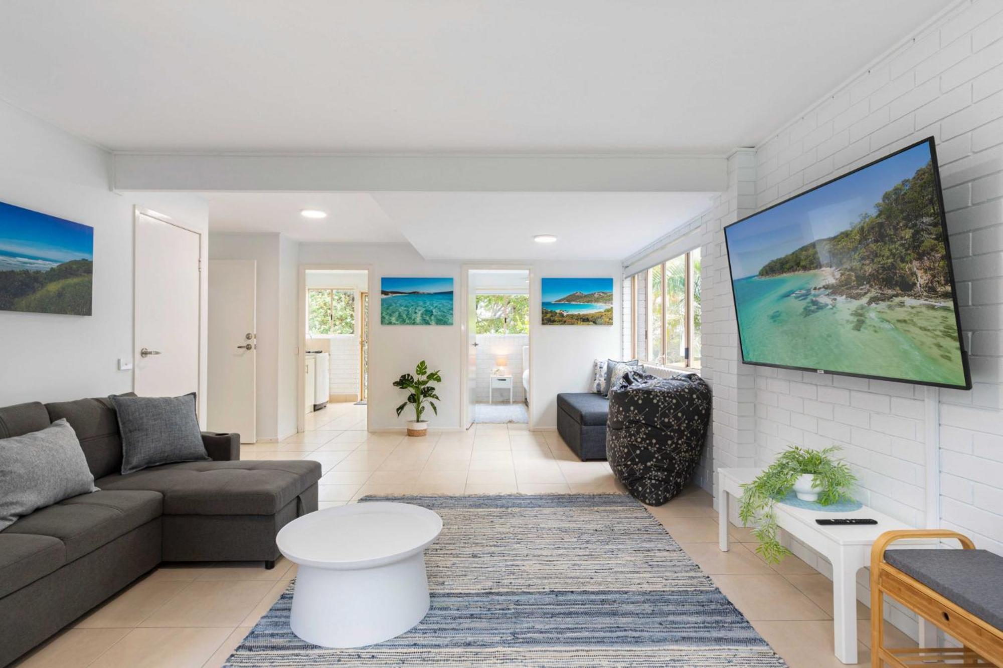 Spacious 4-bed House Metres From *