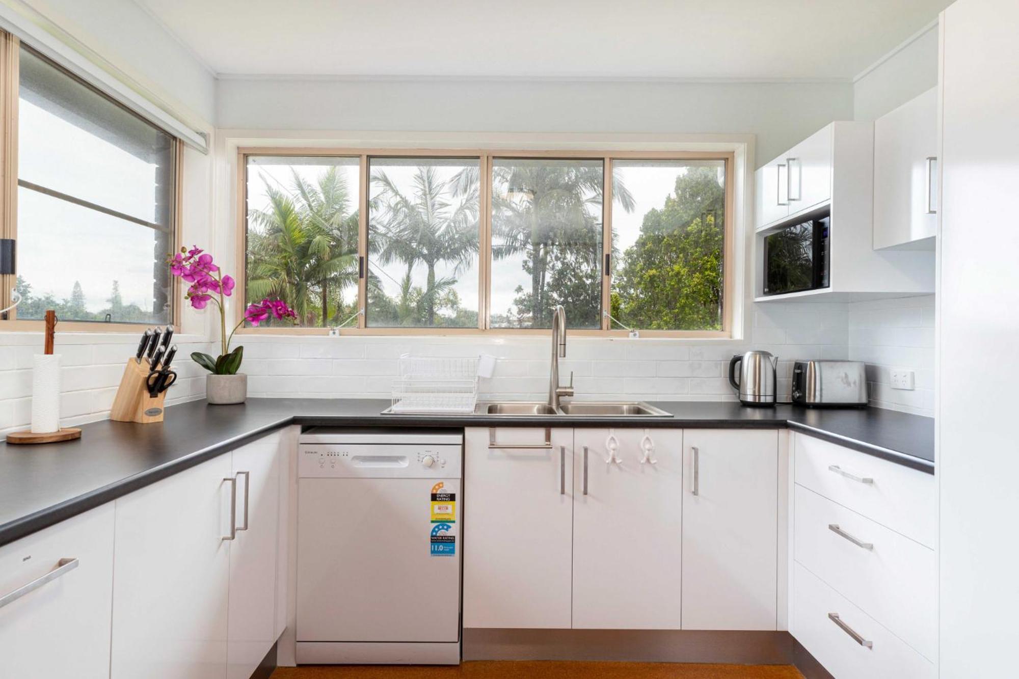 Spacious 4-bed House Metres From *