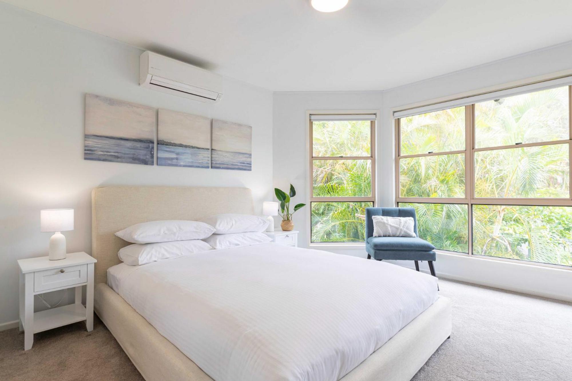 Holiday home Spacious 4-bed House Metres From