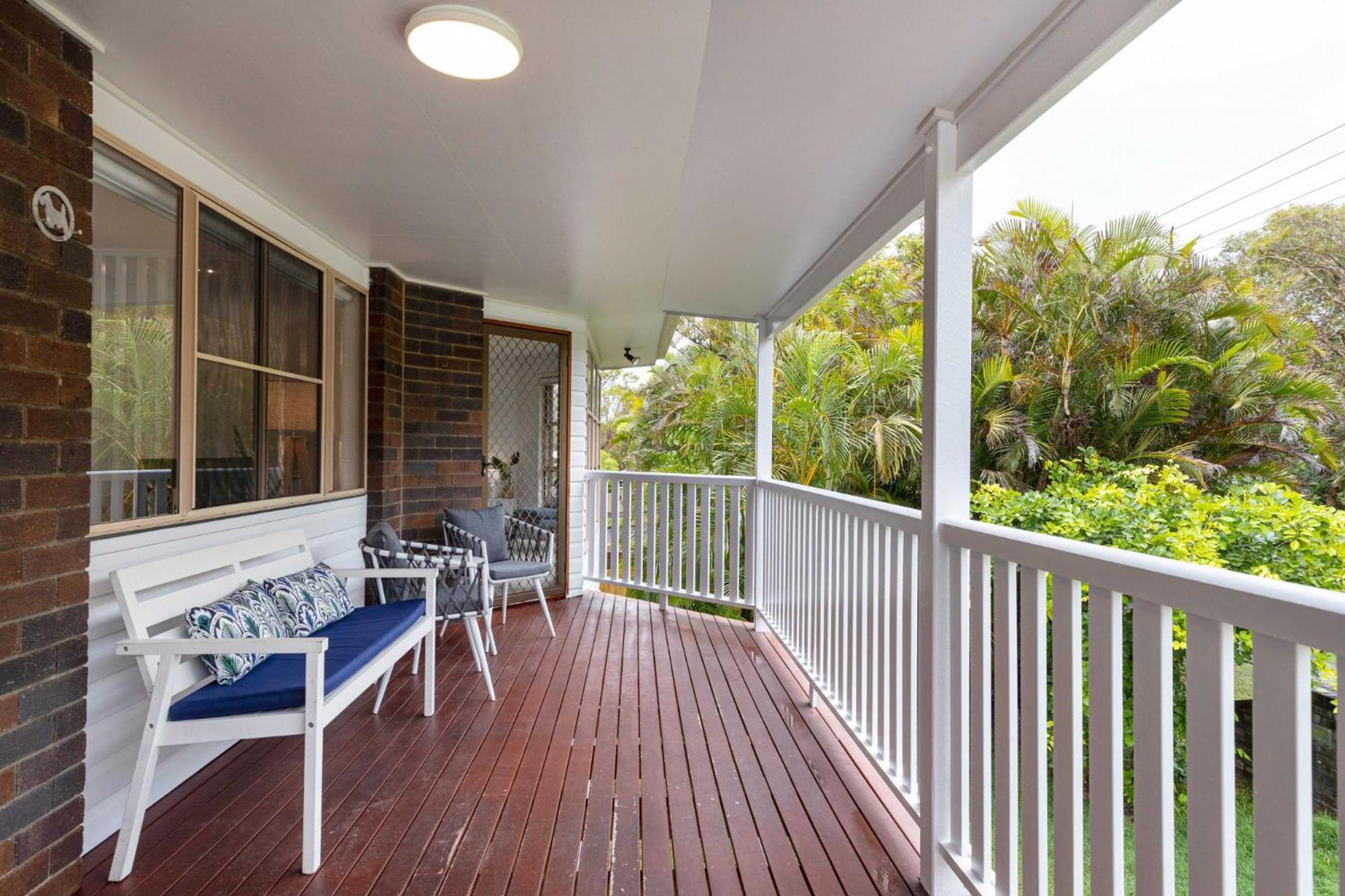 Spacious 4-bed House Metres From Holiday home