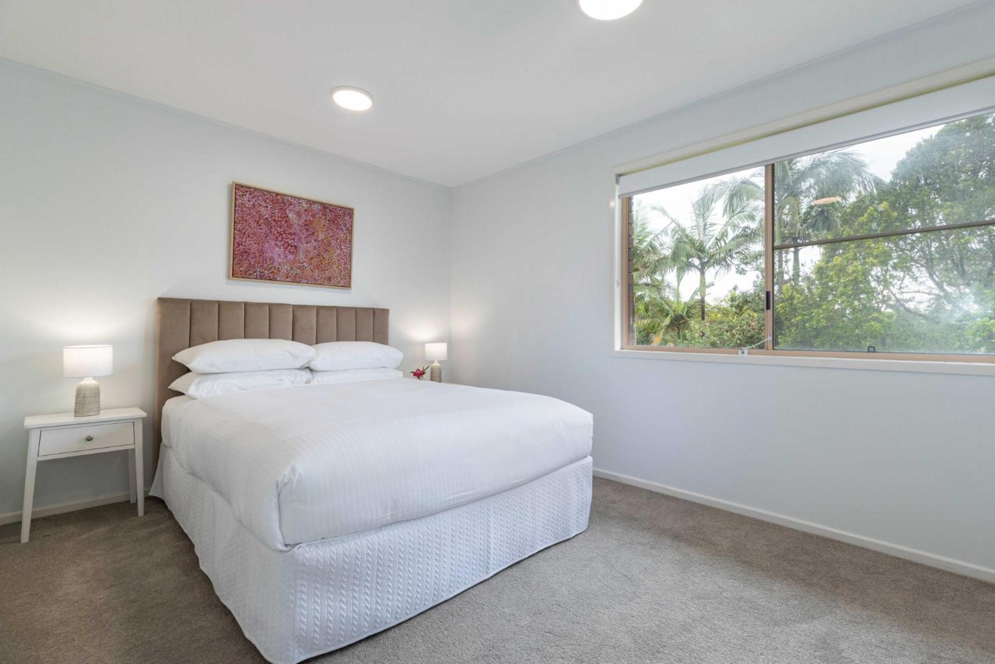 Spacious 4-bed House Metres From Holiday home