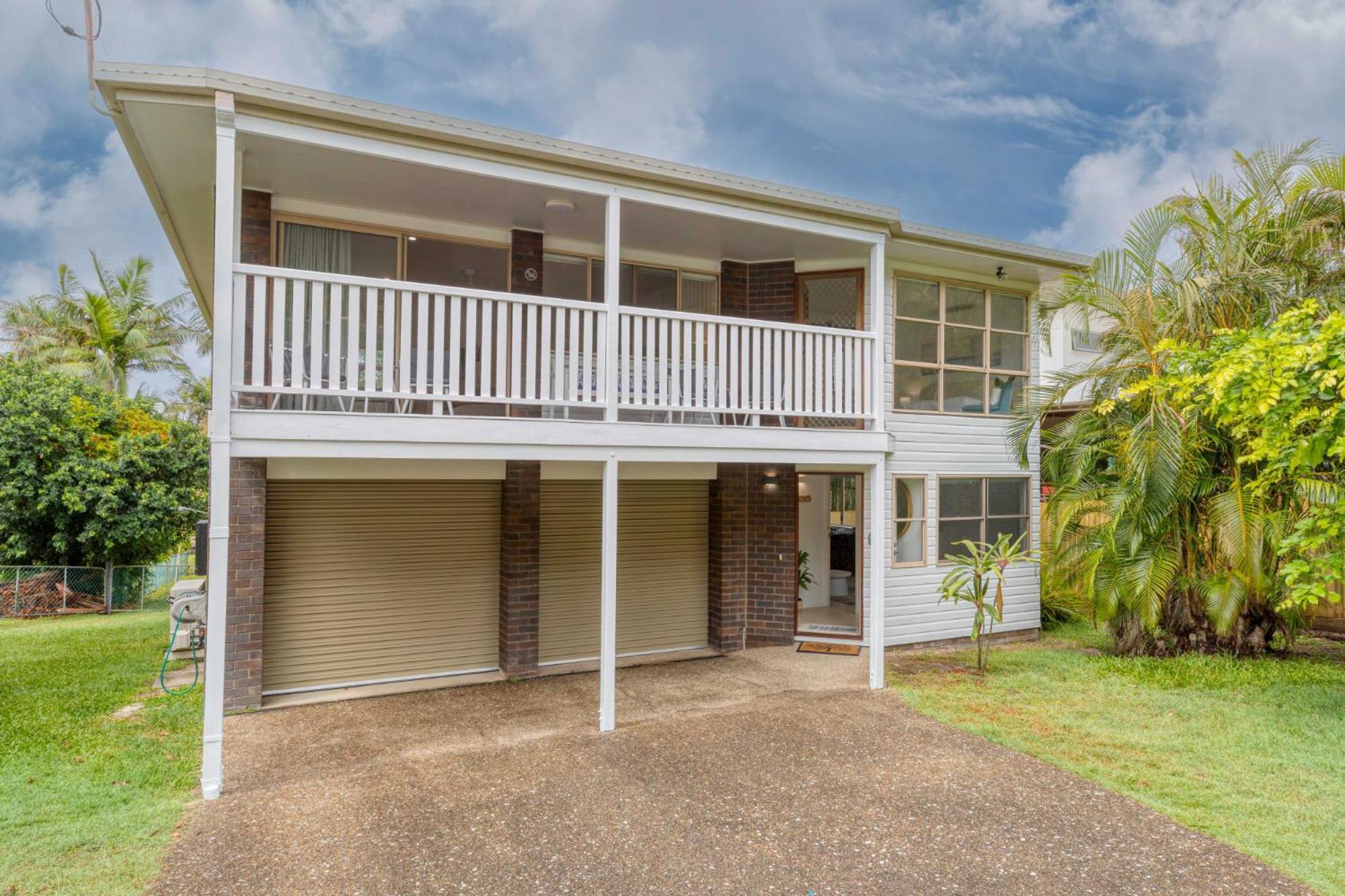 Spacious 4-bed House Metres From *