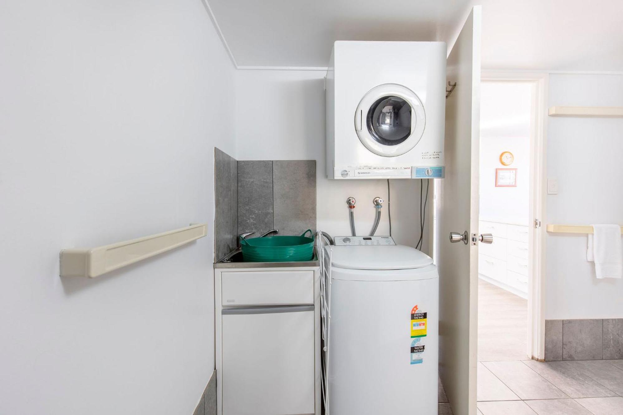 Kings Oceanfront With Pool Caloundra