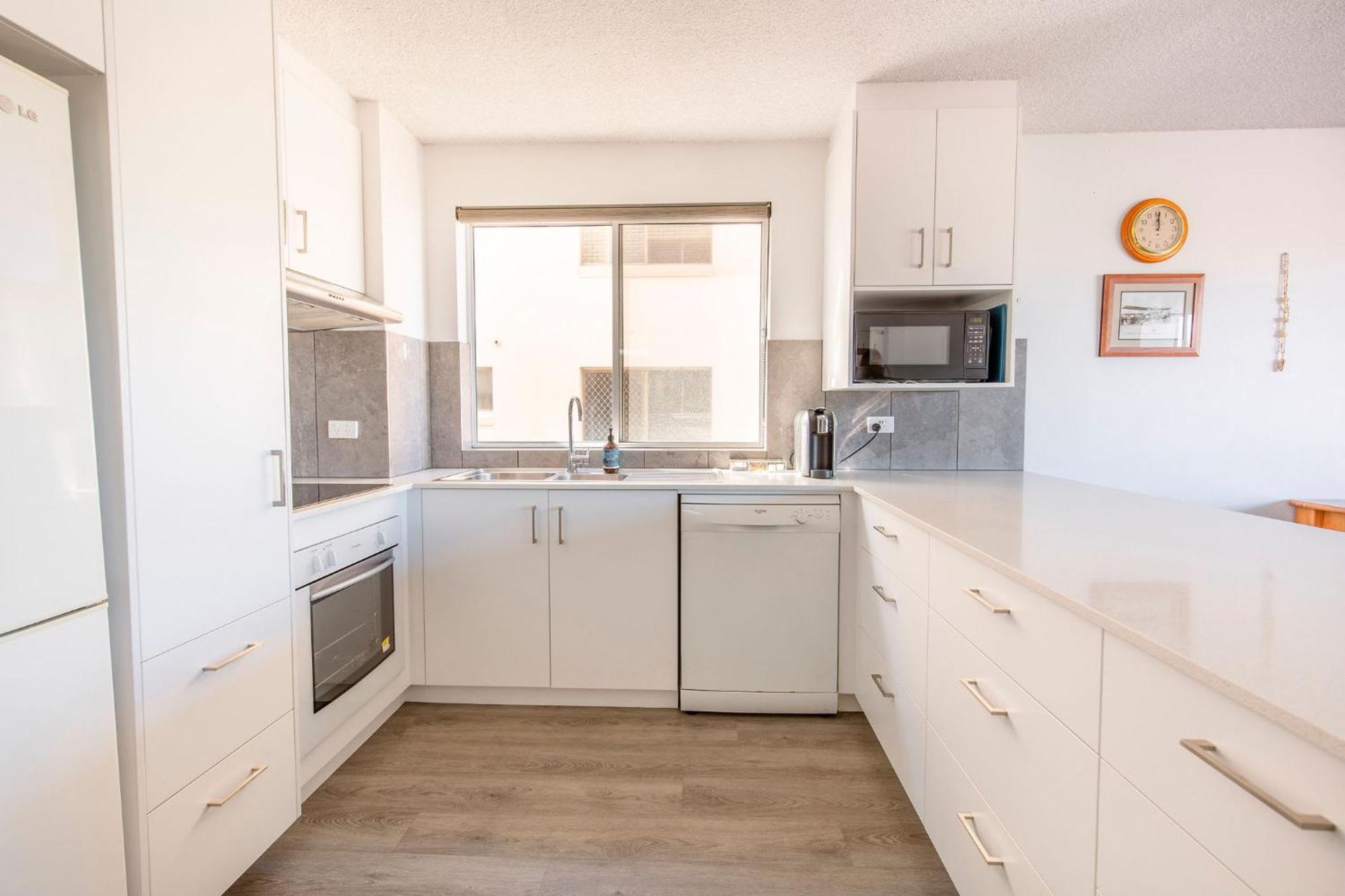 Kings Oceanfront With Pool Caloundra